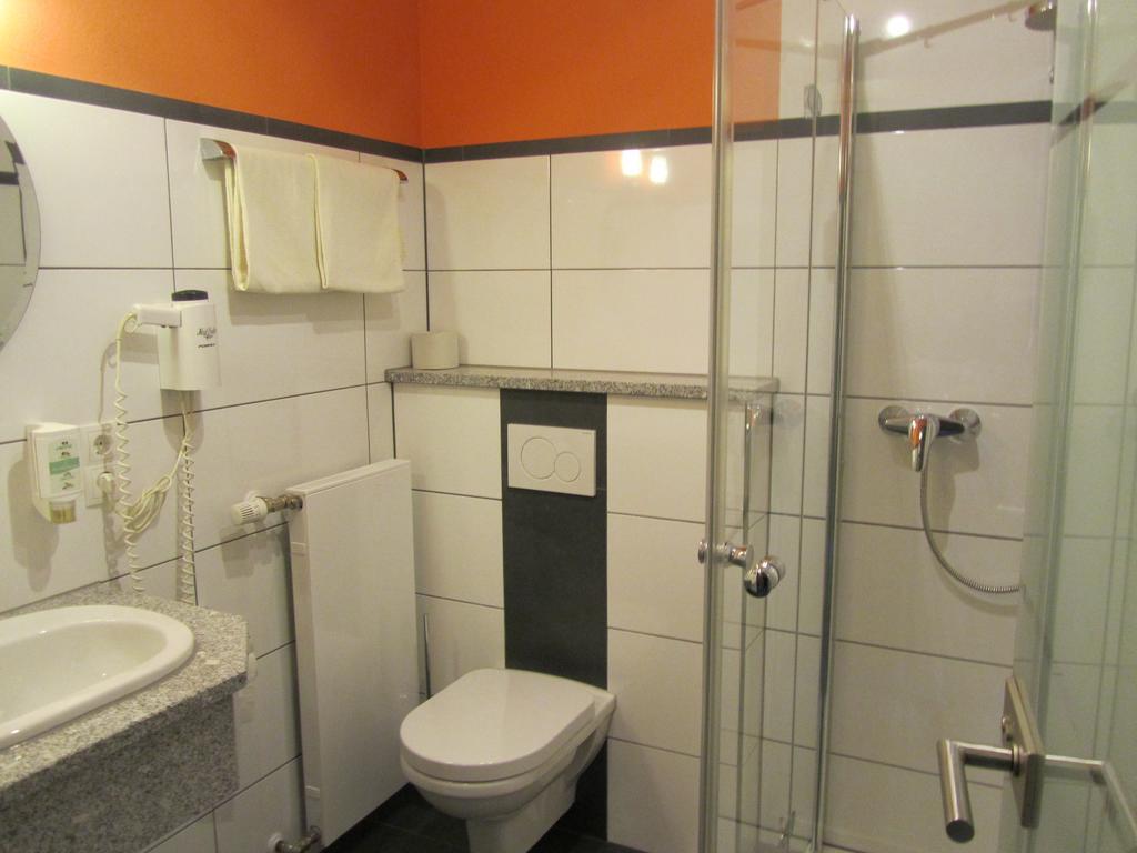 Hotel Zur Burg Nuerburg Room photo