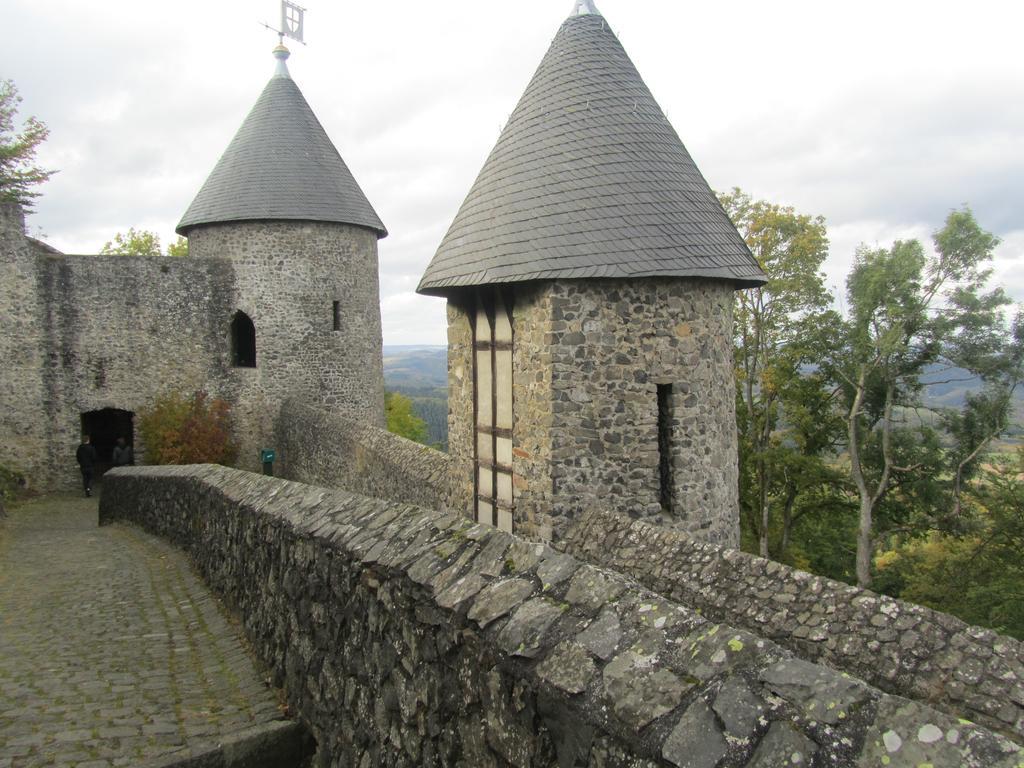 Hotel Zur Burg Nuerburg Exterior photo