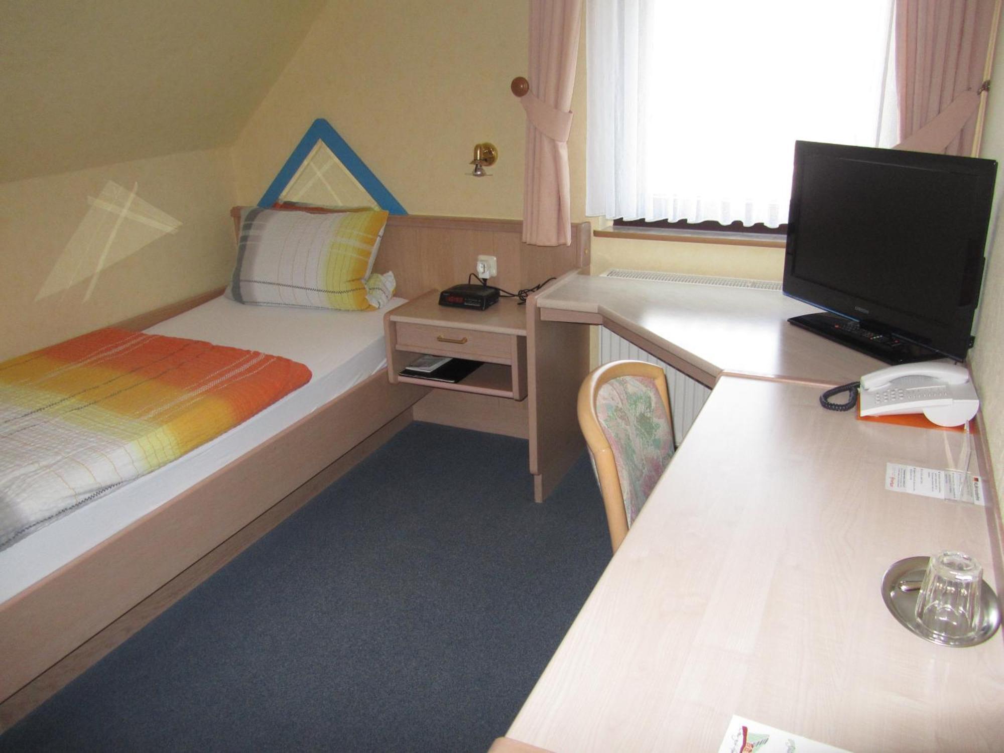 Hotel Zur Burg Nuerburg Room photo