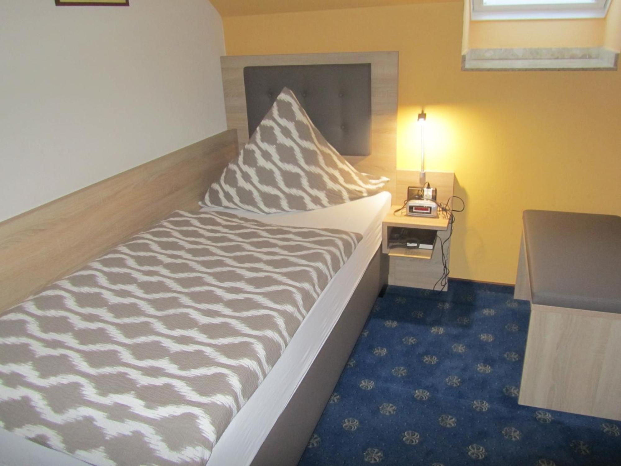Hotel Zur Burg Nuerburg Room photo