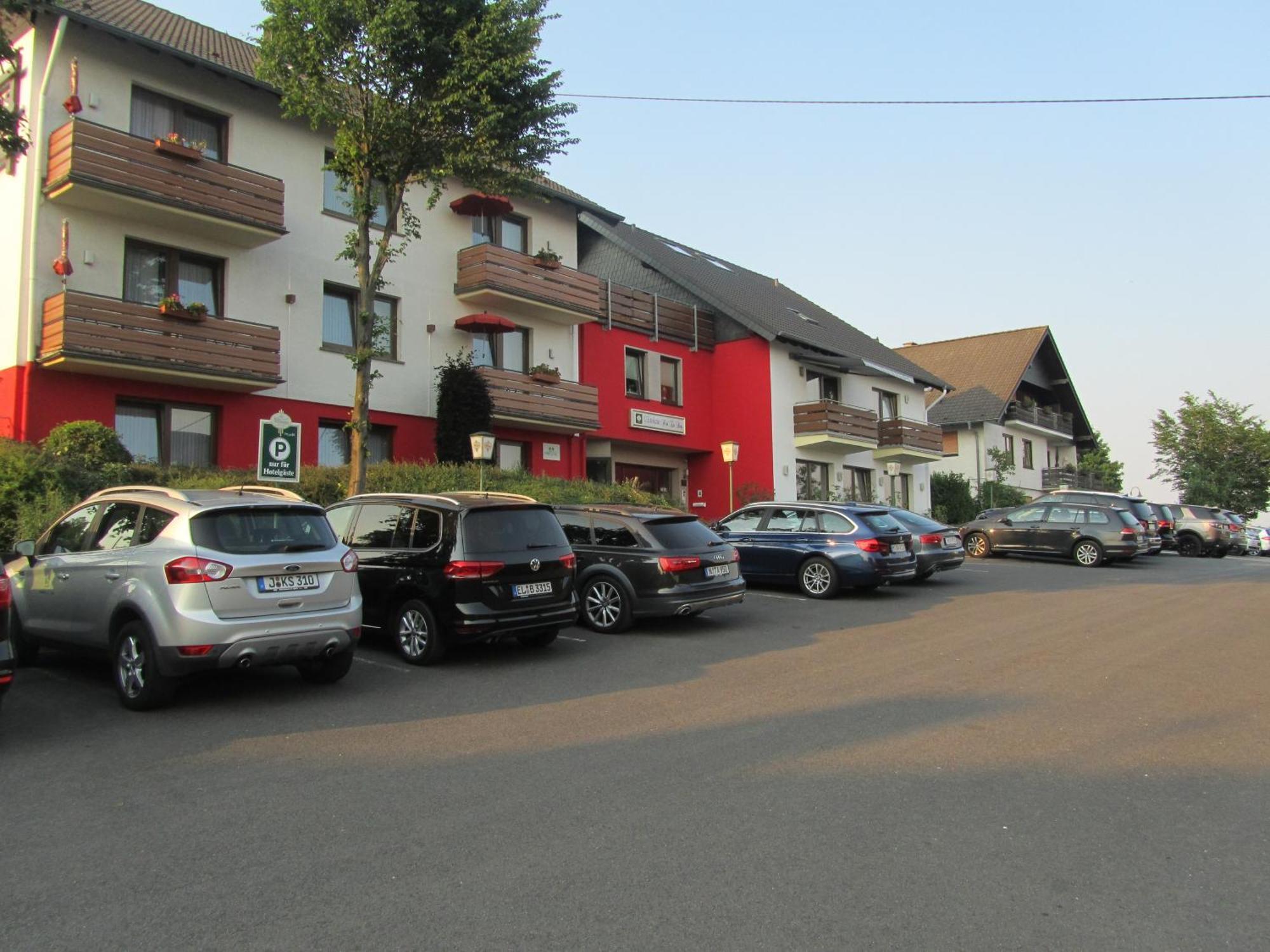 Hotel Zur Burg Nuerburg Exterior photo