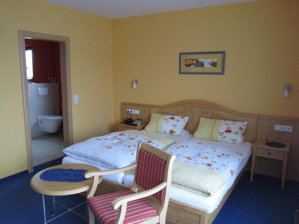 Hotel Zur Burg Nuerburg Room photo