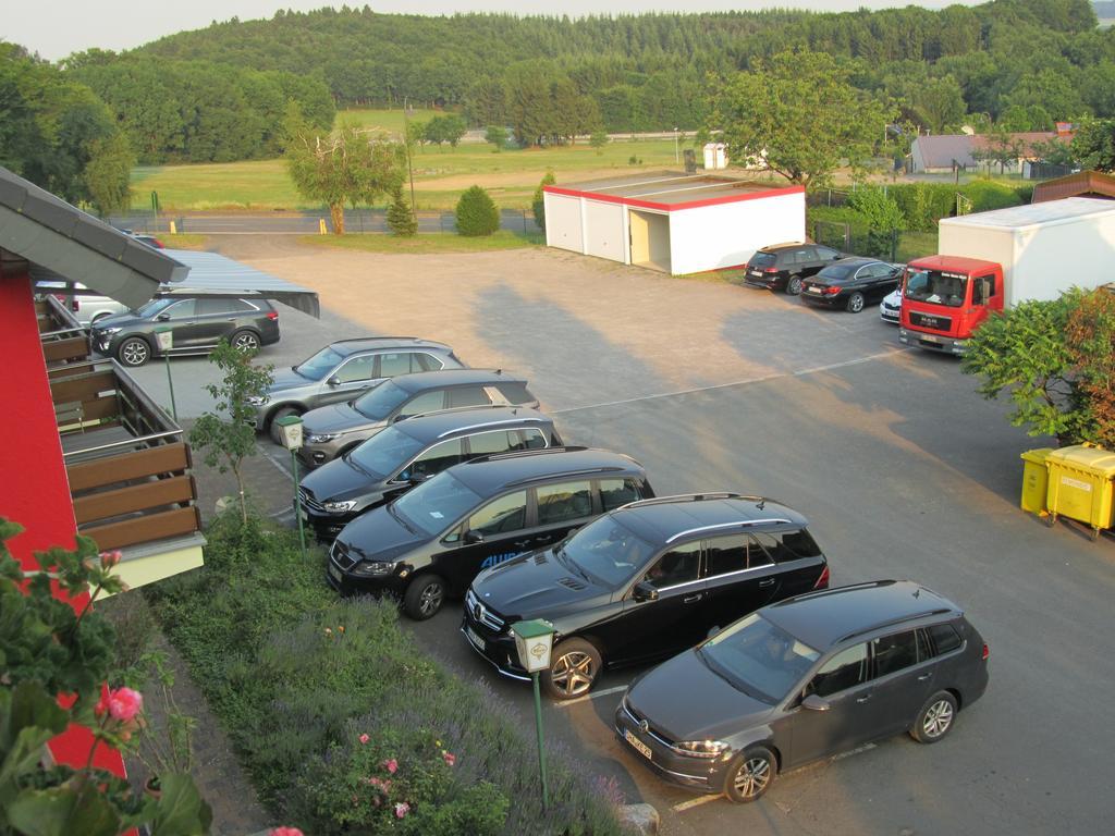 Hotel Zur Burg Nuerburg Exterior photo